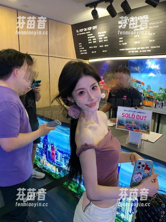 头条女神 - 揭开苏菲菲圣诞美图的神秘面纱，更新后的你绝对不敢错过！.txt