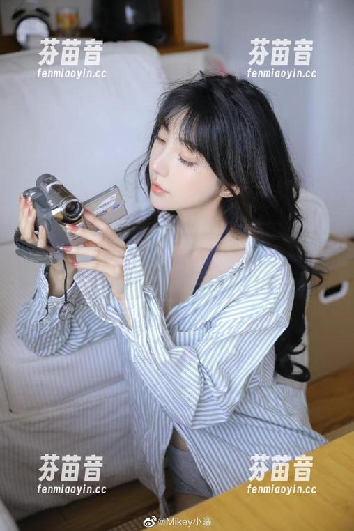 头条女神 - 黑色魅力：语溪写真合集中的深邃与柔美对比.txt