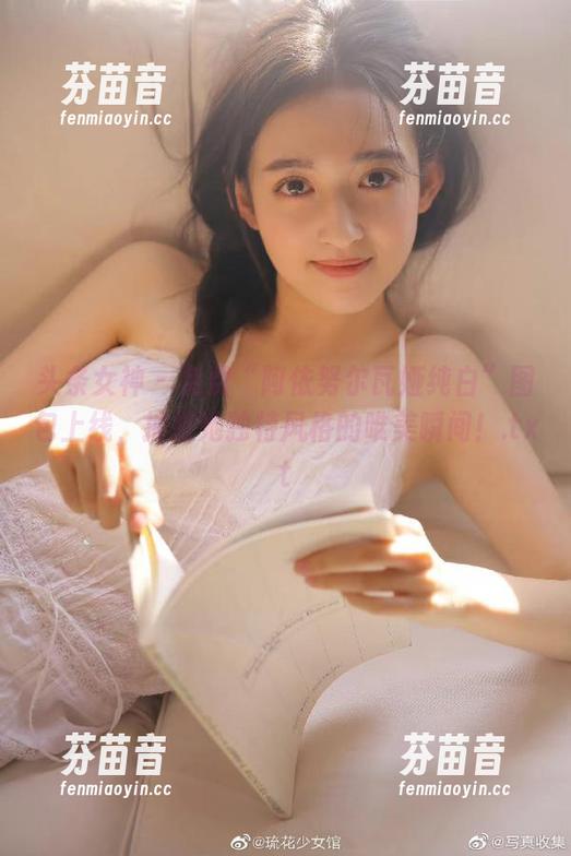 头条女神 - 免费“阿依努尔瓦娅纯白”图包上线，捕捉她独特风格的唯美瞬间！.txt