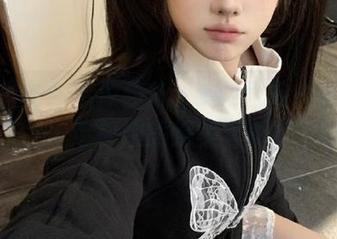 新鲜出炉！奈汐酱Nice32号自拍本更新，古风老板娘的绝美写真！.txt