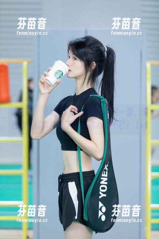 微密圈 - 体验奔跑的晶骡儿的另一面，紫色睡衣写真免费下载让你心动不已！.txt