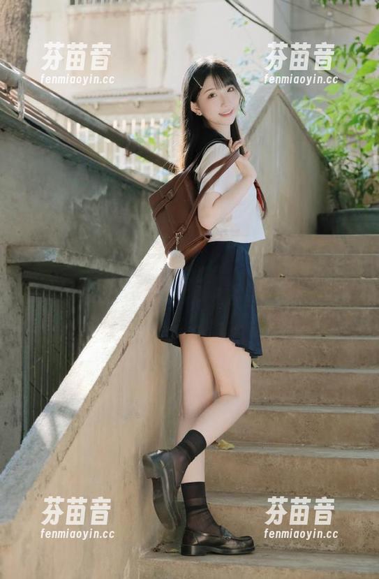 学妹加速跑 - 欣怡在死库水中闪耀，图库分享中感受她的无尽风情.txt