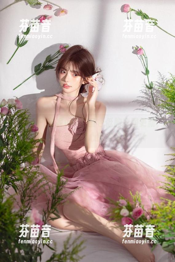 微密圈 - 安妮yoo的蓝色低胸套图更新，太美了让旁观者心醉神迷！.txt