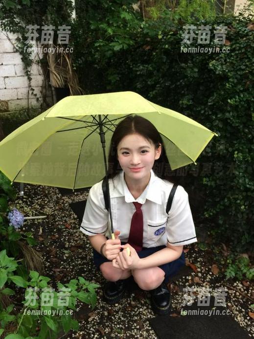 微密圈 - 走进小优优子的白丝图集世界，探索她背后的故事与无限创意的写真艺术！.txt