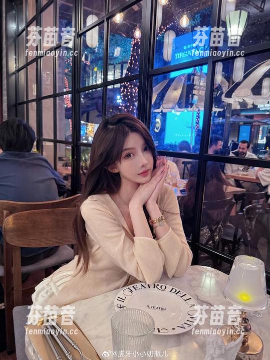细数小小奶瓶儿珍珠人鱼加长版COS原图中的每一丝细腻与优雅！.txt
