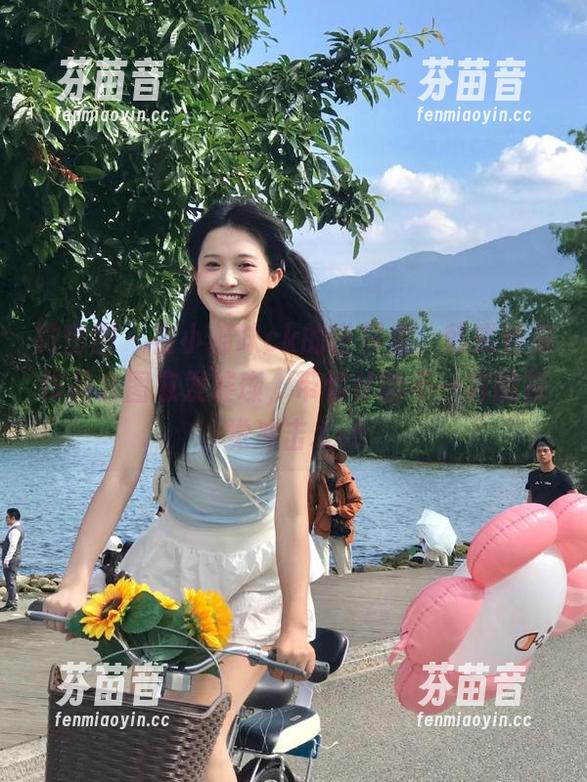 微密圈 - 在小猫咪ck的世界里，韩式性感作品套图愈发璀璨，带你体验不一样的视觉冲击.txt
