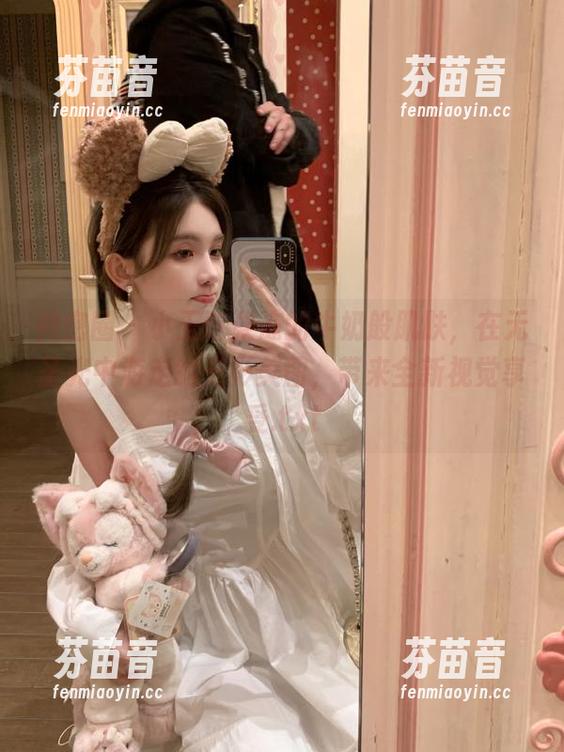 微密圈 - 小玉吃果冻的牛奶般肌肤，在无圣光中游走的光影美图，带来全新视觉享受.txt