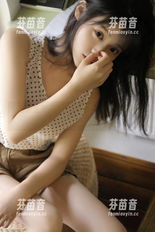 小瑶幺幺的美脚如此吸睛，高清美图带你进入她的迷人世界！.txt