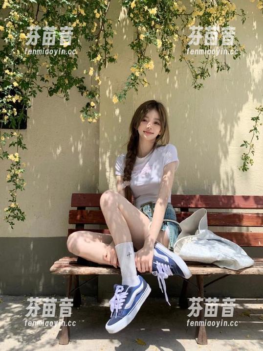 微密圈 - 小芯酱的自拍写真集到底有多美？资源多到让你眼花缭乱！.txt