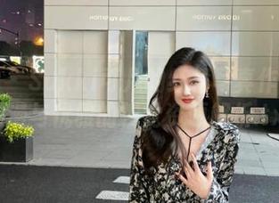 尤果网 – Sukki可儿的红裙写真作品集：浪漫与优雅的视觉资源解析.txt