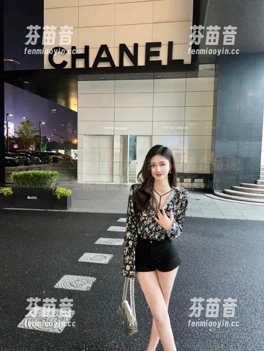 尤果网 - Sukki可儿的红裙写真作品集：浪漫与优雅的视觉资源解析.txt