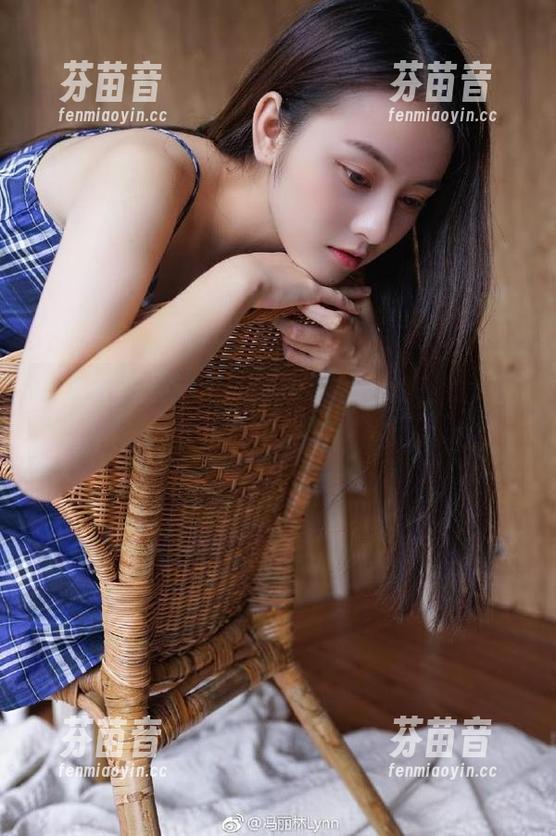 尤果网 - 在这里，栗子眼镜下的在线美图，记录下她的甜美与俏皮！.txt