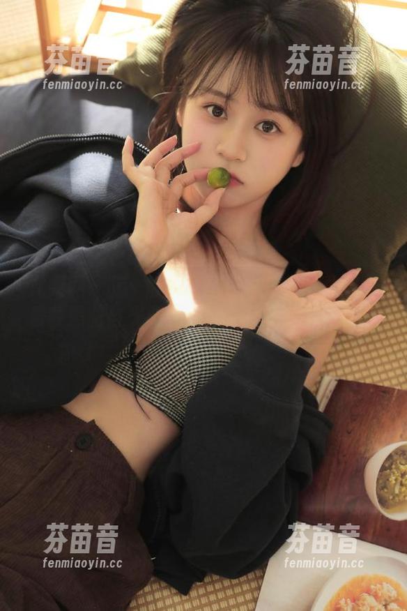 尤果网 - 温鈊怡黑白图包：一组写真里藏着我黑暗与光明的纠缠，尽请探究！.txt