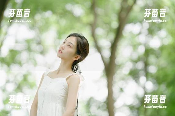 尤果网 - 惊艳四季，纯小希定制连衣裙写真，让你领略不一样的风情.txt