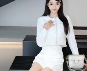 尤果网 – 颜爱泽的油亮写真图集，完美展现生活中的细腻与美丽.txt