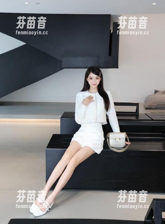 尤果网 - 颜爱泽的油亮写真图集，完美展现生活中的细腻与美丽.txt