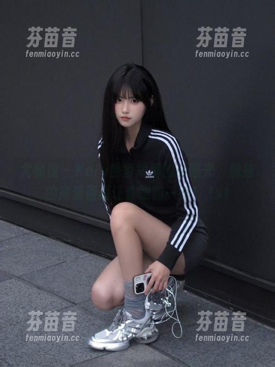 尤物馆 - Kely香香短裤图册曝光，烧脑的高清画面让你眼前一亮！.txt