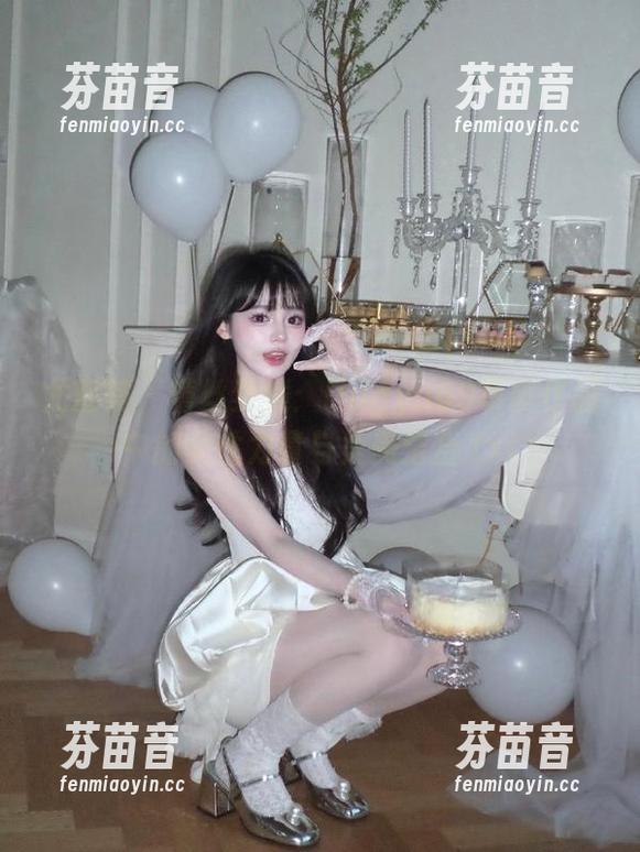 尤蜜荟 - 蕾丝梦境：lingyu69写真作品中的女性力量与柔美结合.txt