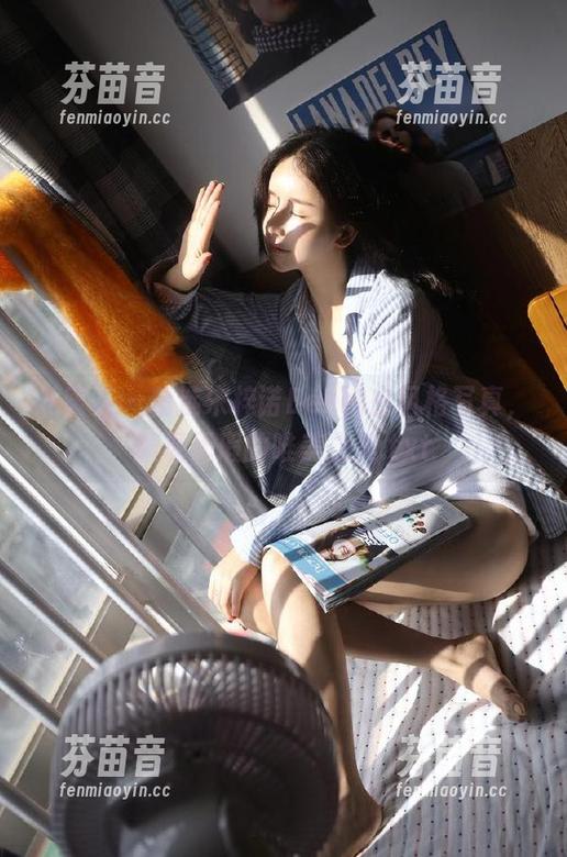 尤蜜荟 - 精选宋梓诺Bee纯白风格写真，展现无瑕的唯美之美.txt