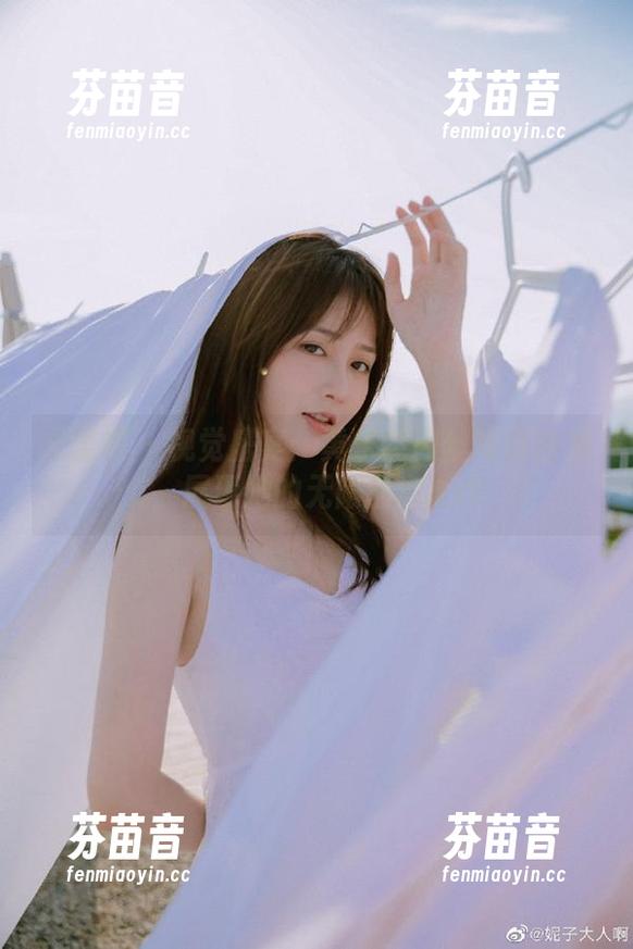 尤蜜荟 - 视觉盛宴：黄乐然肉丝写真合集，展现她的无限创意.txt