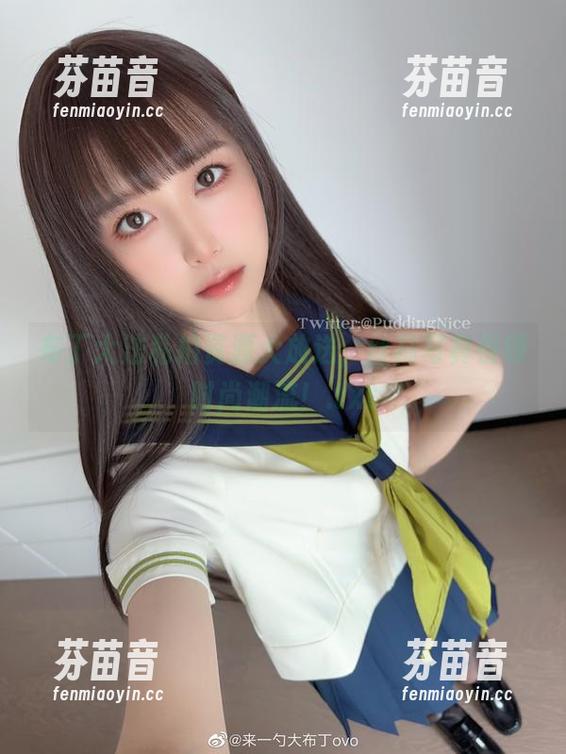 布丁大法私拍资源大放送，丝袜写真引领时尚潮流！.txt