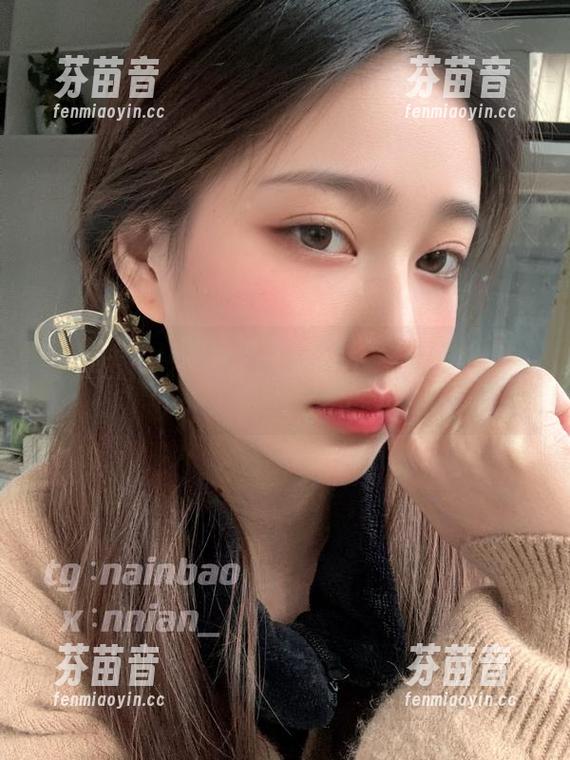 年年Nnian风格转换：探索年年Nnian写真合集，分享了她的秘密与心情.txt