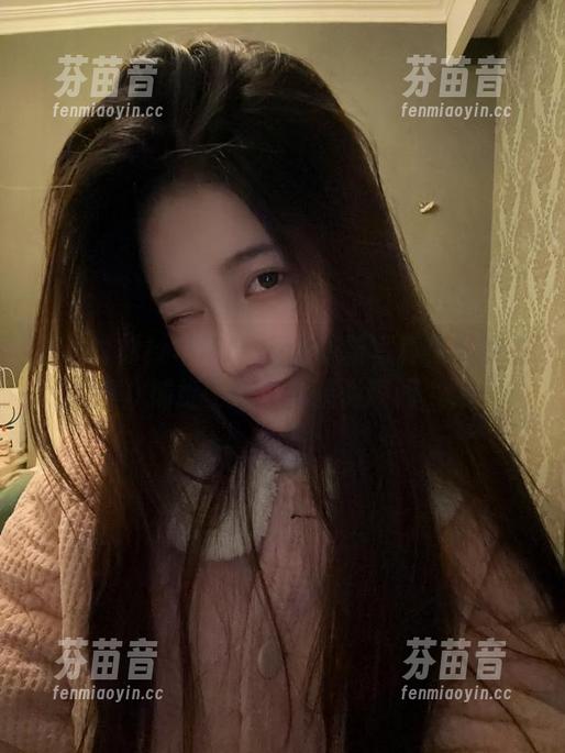 心动时刻！年年Nnian最新写真集《罗曼提》捕捉生活中的精彩瞬间.txt