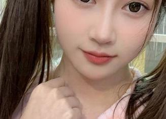 跟随年年Nnian的脚步，观看她油亮写真中的每一个细节与故事.txt