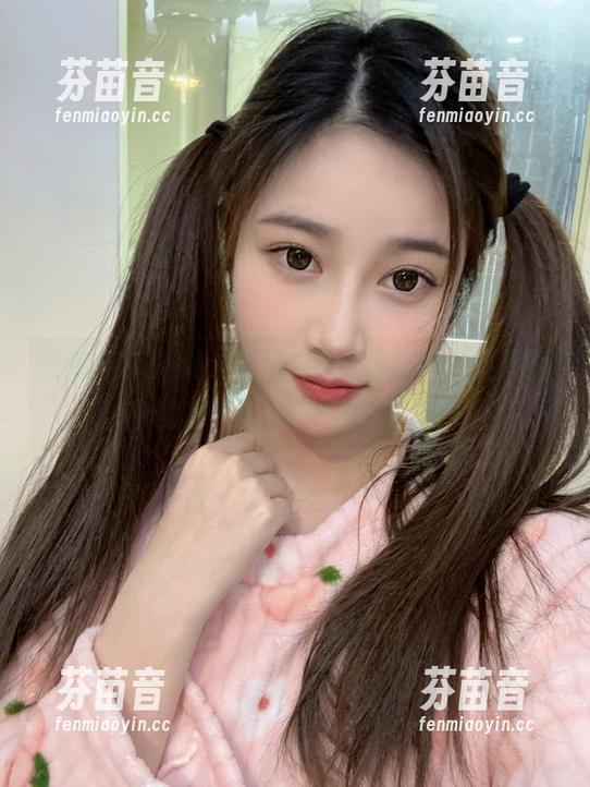 跟随年年Nnian的脚步，观看她油亮写真中的每一个细节与故事.txt