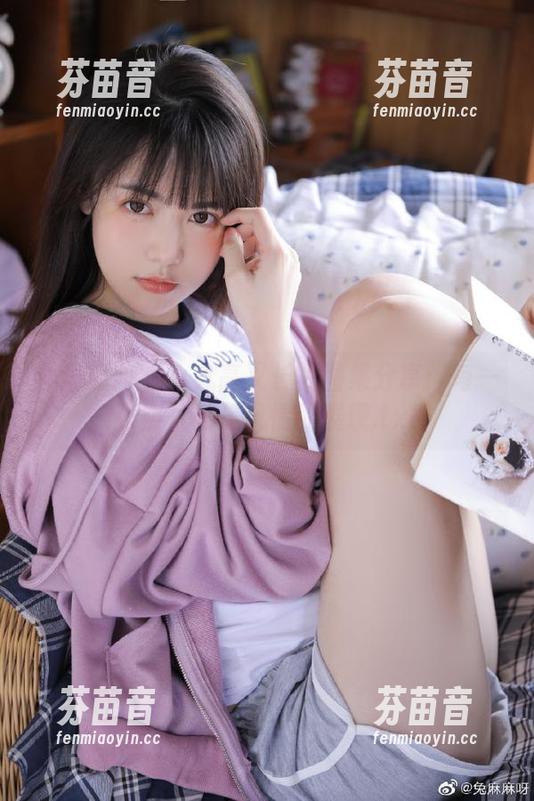 异思趣向 - 小九高叉长裙图集分享：每一张照片都是风情的展现.txt