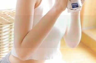 推女神 – 吕梦玉白裙高清写真图集，捕捉她妩媚动人的瞬间.txt