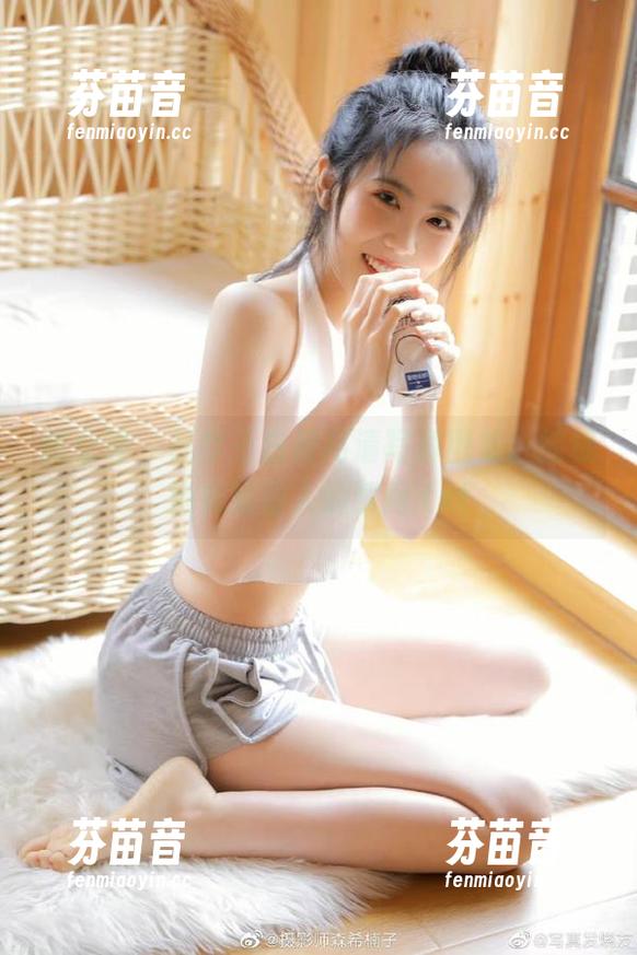 推女神 - 吕梦玉白裙高清写真图集，捕捉她妩媚动人的瞬间.txt