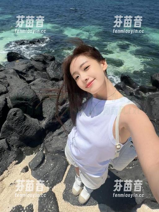 星颜社 - 旗袍韵味尽在其中：伊黎yili独家图集分享，带你领略时尚新风.txt