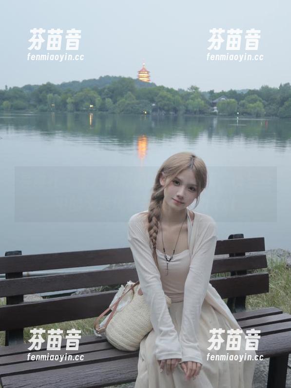 星颜社 - 深入黄寒娜的私房图集，裤里丝中的无尽风情与时尚魅力.txt