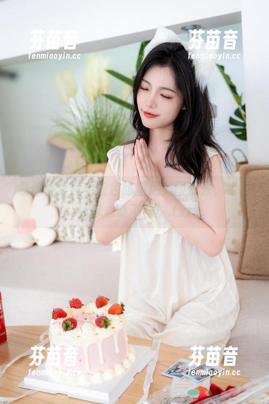 最新桃良阿宅蓝色比基尼美图资源，绝对让你心动不已！.txt