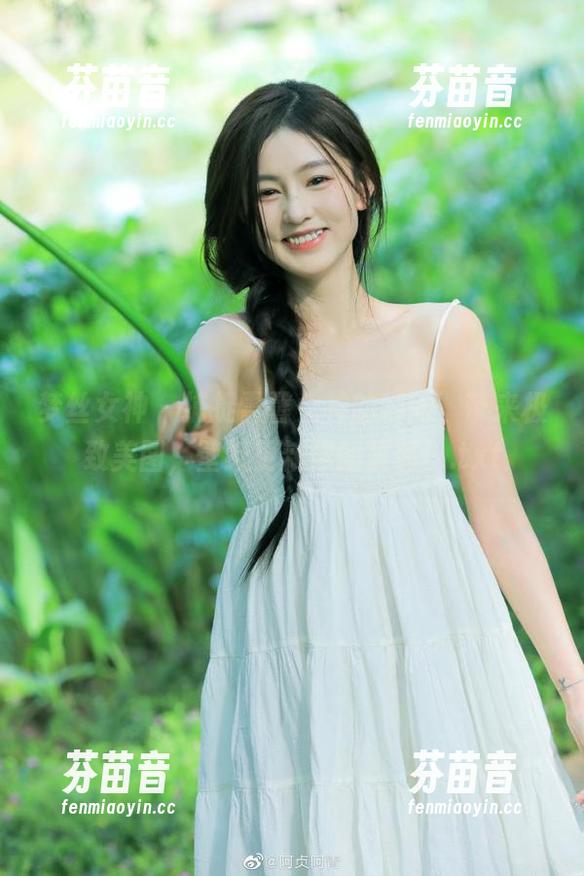 梦丝女神 - 捕捉雪馨女神的瞬间，带来极致美图，壁纸更新你的屏幕！.txt