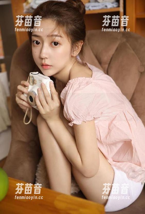 微密圈 - 定制梦里一只喵的写真世界，白色吊带袜引领时尚潮流.txt