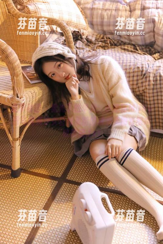 森萝财团 - 柔光下的华美：小奶糕Milky双马尾美少女白丝美腿的精美美图套图尽收眼底.txt