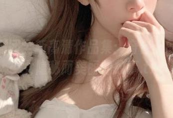 森萝财团全新高清作品集：窗台上的薄纱少女隐秘而美丽的故事.txt