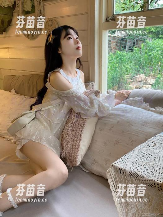 模范学院 - 在胡润曦的女仆写真中，隐藏着岁月的静好与诗意！.txt