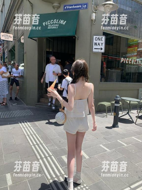 模范学院 - 揭秘露露Andrea的剧情写真作品：图包合集让你领略她的独特风格与气质！.txt