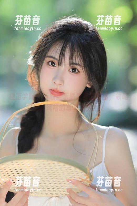 模范学院 - 下载黄乐然教室的原图，领略别样风格的写真之美.txt