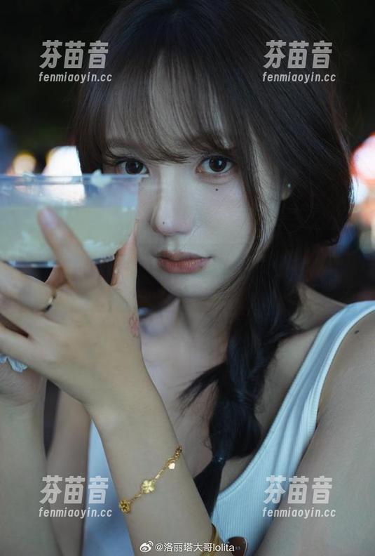 在线独家揭秘：洛丽塔大哥如何打造蕾姆兔女郎的写真合集？.txt