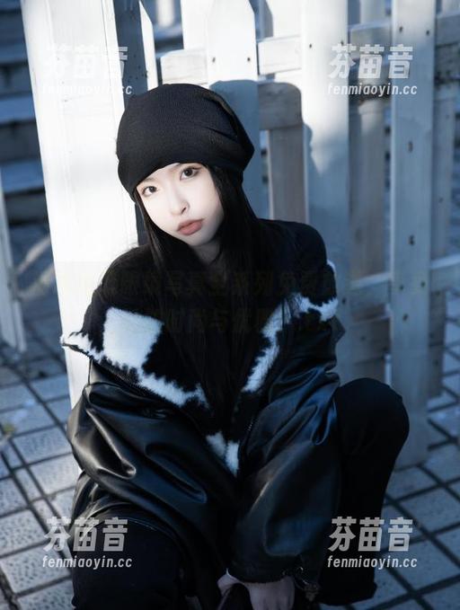 清水由乃眼镜写真全系列免费放送，享受她的时尚与优雅！.txt