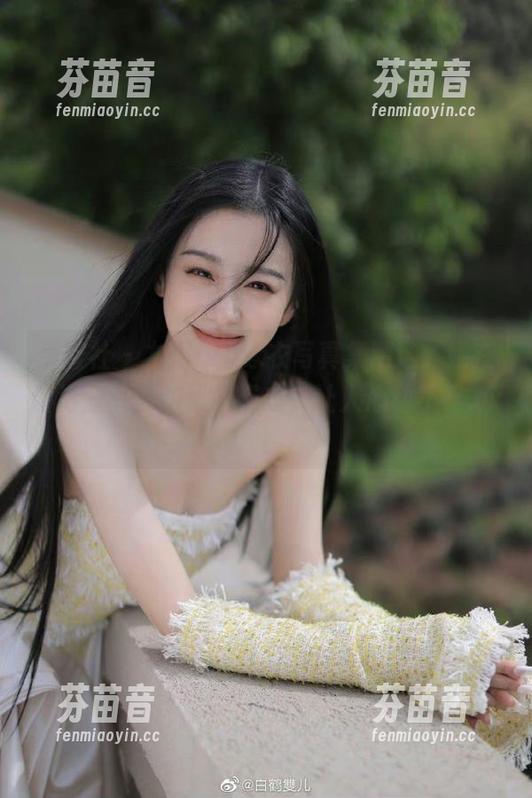 爱蜜社 - 九尾ivy泳衣写真集精选：她在碧海蓝天下的优雅姿态，让人心动不已.txt