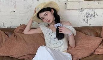 爱蜜社 – 在黑白之间：程小烦不烦的原创图集与原图深度剖析.txt