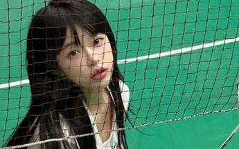 物恋传媒 – 私拍图集：岚岚展现她惊艳的美腿与迷人风采.txt