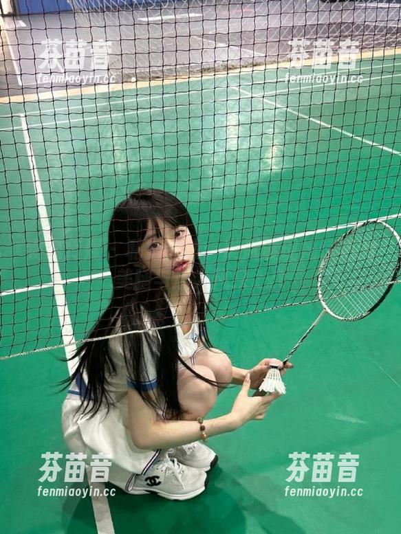 物恋传媒 - 私拍图集：岚岚展现她惊艳的美腿与迷人风采.txt