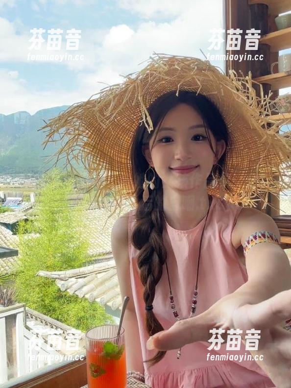 猪小七 微密圈 - 猪小七与她的女孩作品集:分享那些微笑背后的自嘲.txt