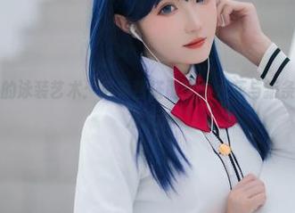 高清图库中的泳装艺术：瓜希酱搭配宝多六花与新条茜的夏日魅力.txt